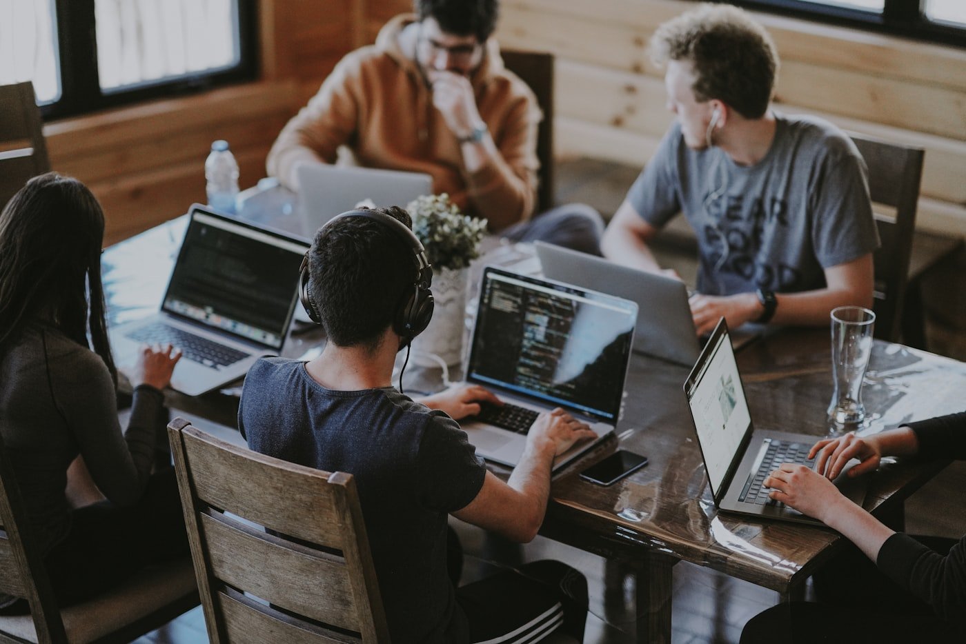 Especialistas de Sayen administrando plataformas Microsoft y nube